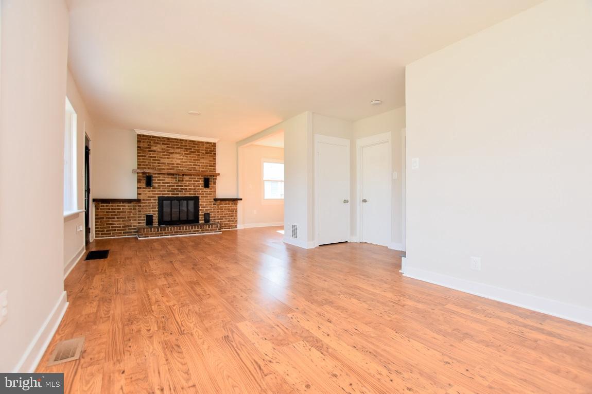 512 Bem Street Riverside, NJ 08075 - Photo 12 of 32 Living Room
