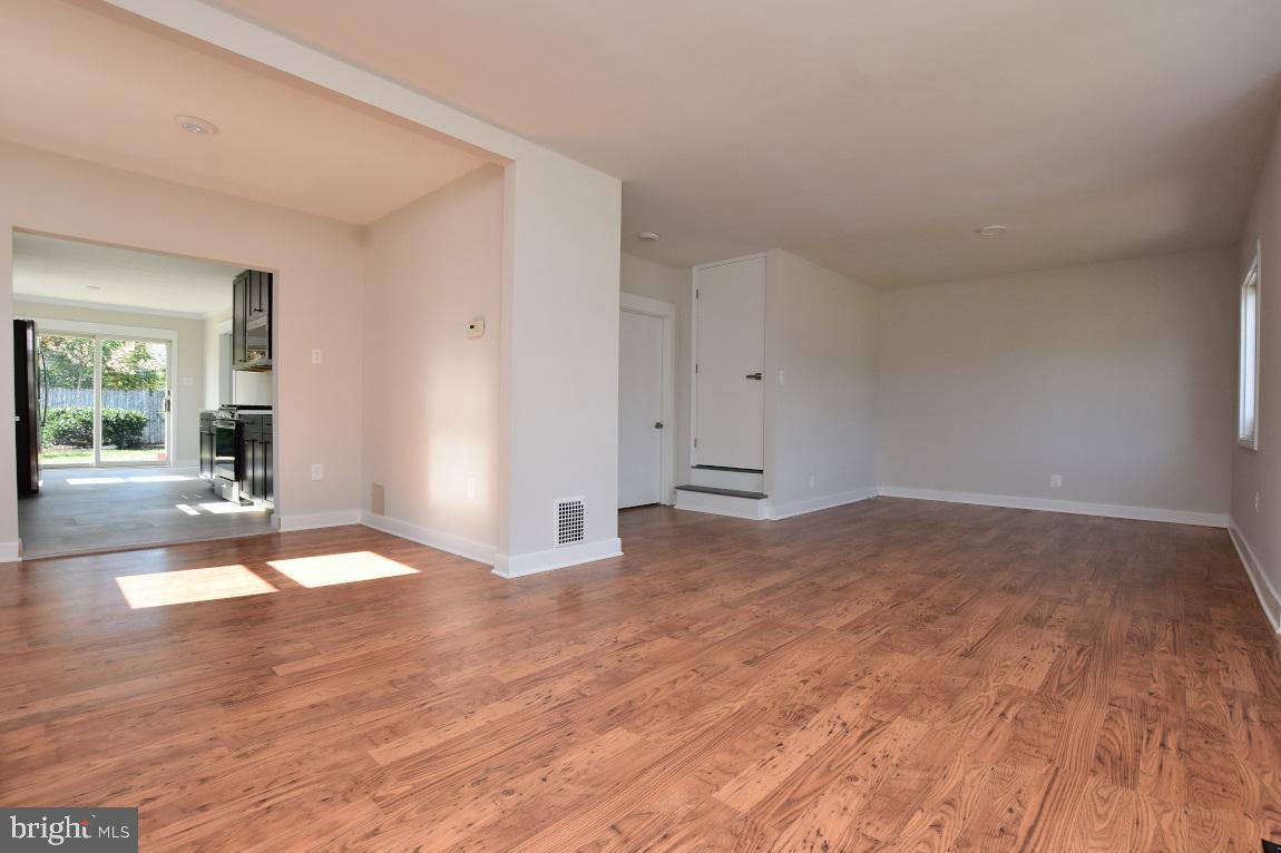 512 Bem Street Riverside, NJ 08075 - Photo 15 of 32 Living Room