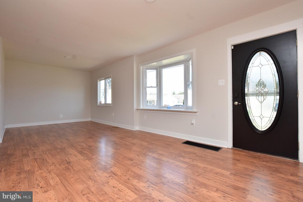 512 Bem Street Riverside, NJ 08075 - Photo 8 of 32 Living Room