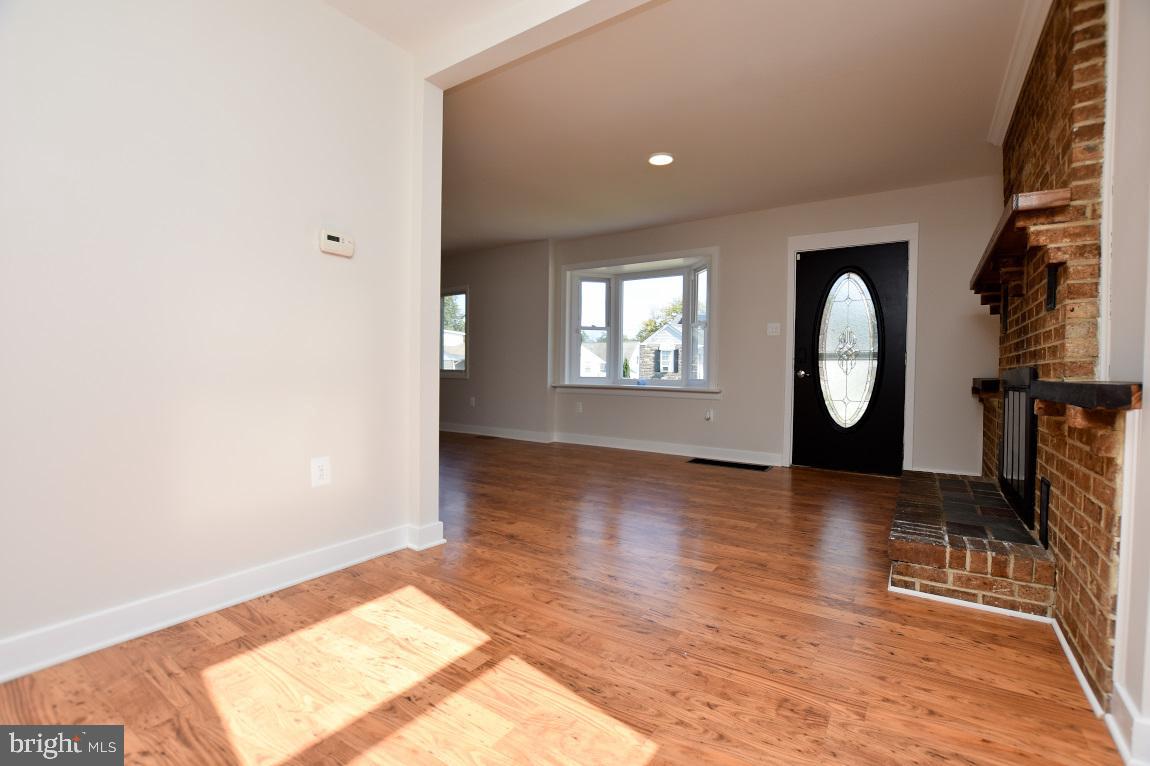 512 Bem Street Riverside, NJ 08075 - Photo 9 of 32 Living Room