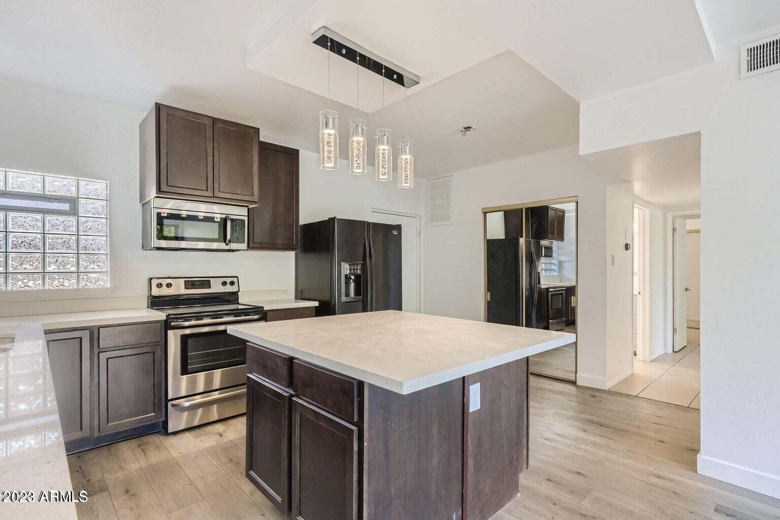 353 East Thomas Road, Unit C206 Phoenix, AZ 85012 - Photo 4 of 13 20220725153446020932000000-o