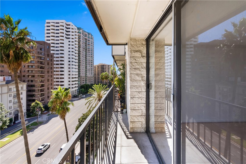 10535 Wilshire Boulevard, Unit 912 Los Angeles, CA 90024 - Photo 6 of 33 a view of balcony with furniture