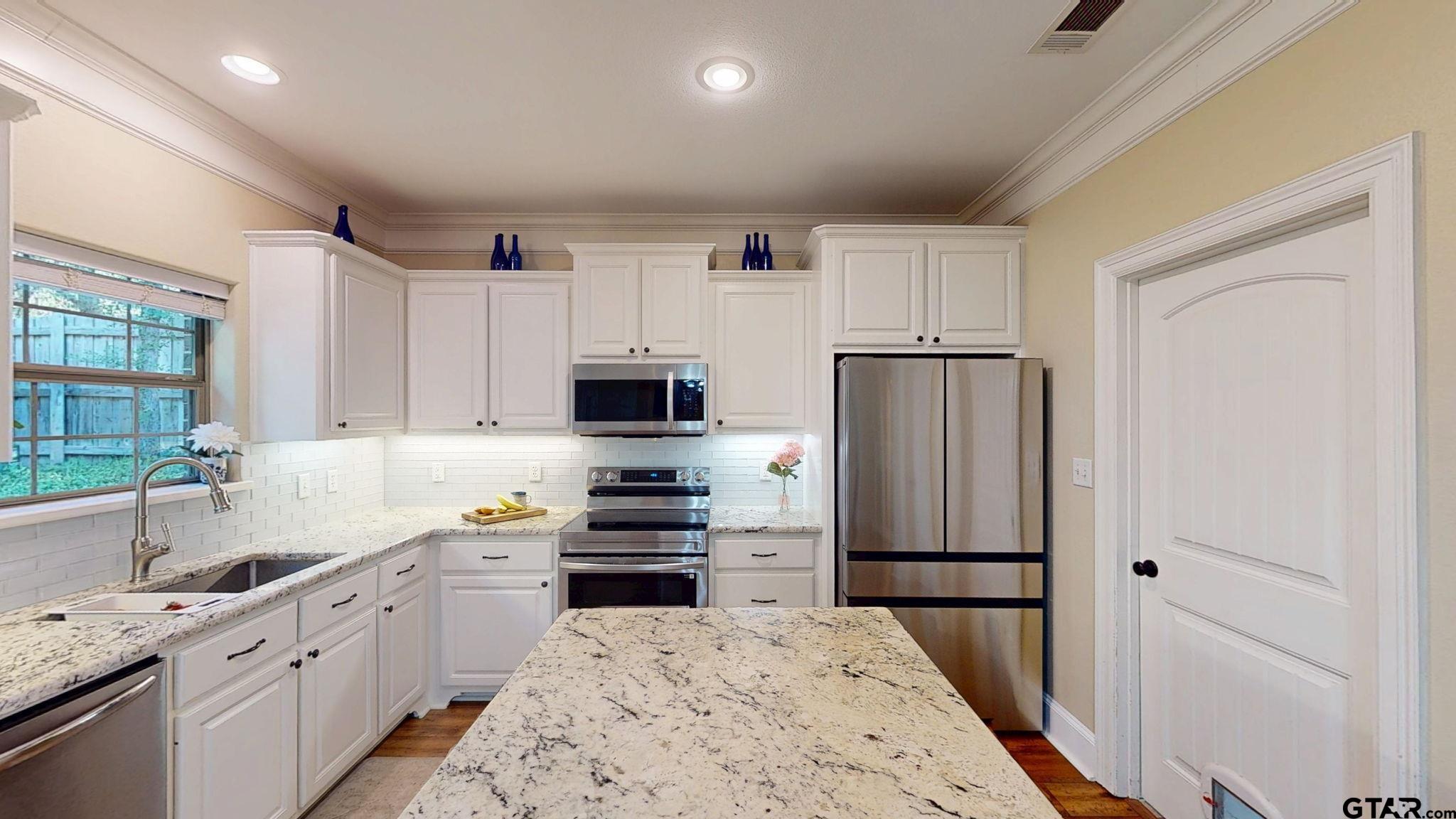 18488 Bluebird Circle Flint, TX 75762 - Photo 15 of 47 a kitchen with granite countertop a refrigerator stove and sink