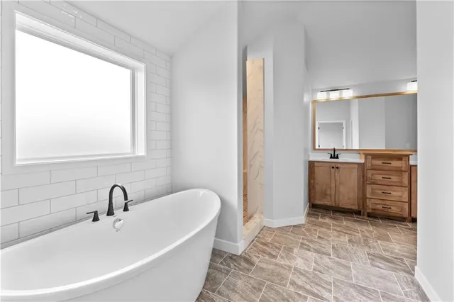 $644,800 | 7601 Northeast 103rd Terrace, Kansas City, MO 64157