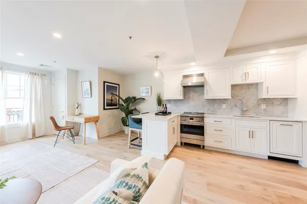 $750,000 | 10 Brown & Howard, Unit 102, Newport, RI 02840