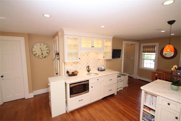 4 Mohawk Road Marblehead, MA 01945 - Photo 5 of 16 a view of bathroom with dual sinks