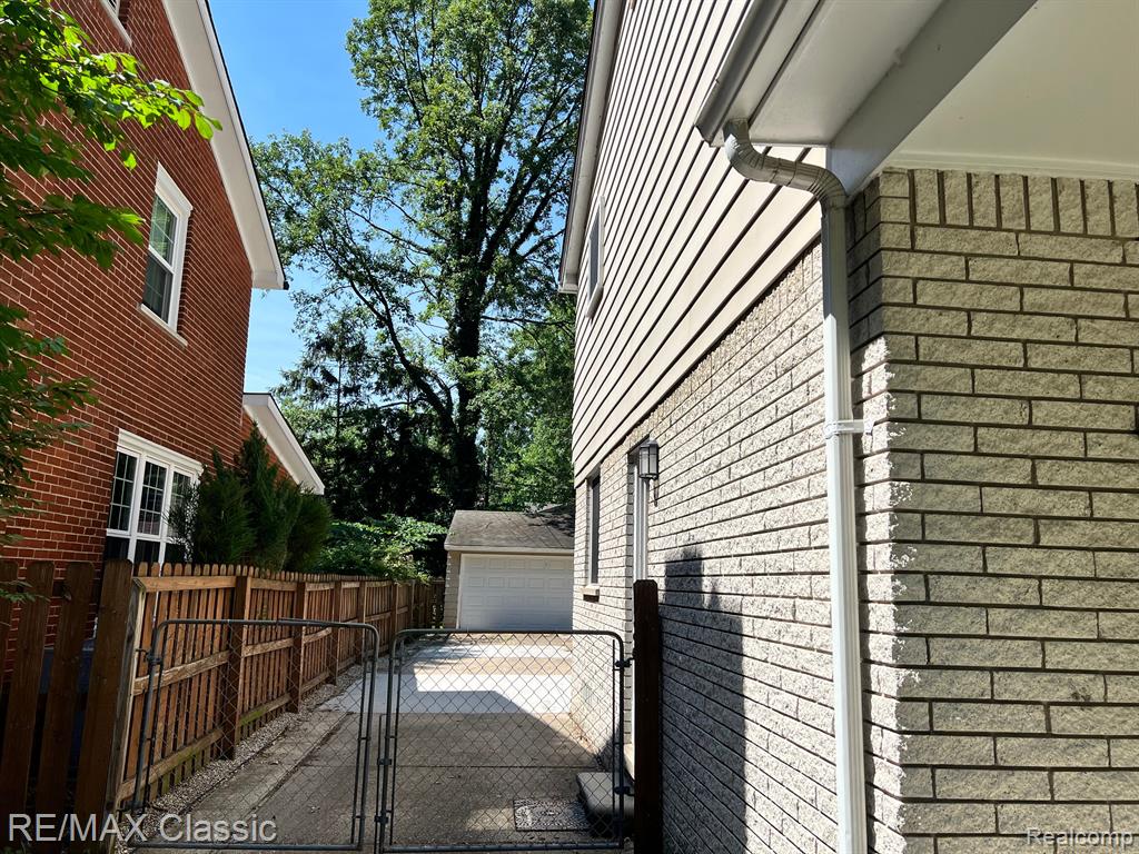 1953 Broadstone Road Grosse Pointe Woods, MI 48236 - Photo 40 of 43