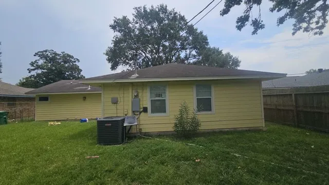a view of a house with a backyard