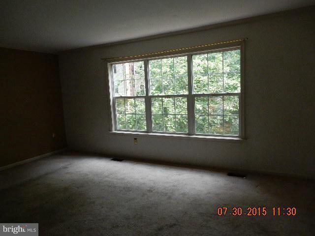 2870 Aspen Hill Road Baltimore, MD 21234 - Photo 4 of 14 Living Room