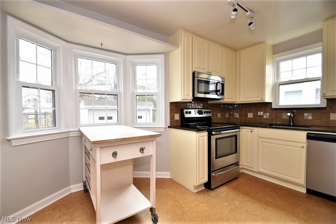 1175 Haselton Road Cleveland Heights, OH 44121 - Photo 4 of 28