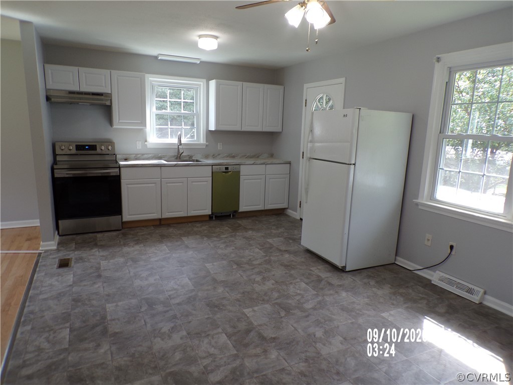 4687 Bell Road Powhatan, VA 23139 - Photo 6 of 13 Eat-in kitchen - New range, dishwasher and stainle
