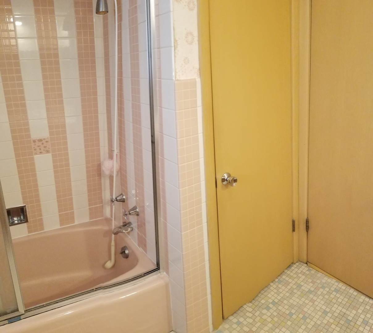 4500 Plainfield Avenue Norridge, IL 60706 - Photo 19 of 29 a bathroom with a tub and shower