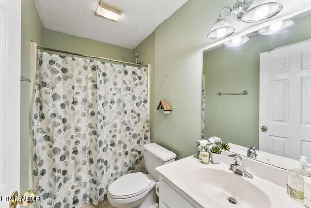 $399,999 | 5301 Amherst Woods Lane, Knoxville, TN 37921