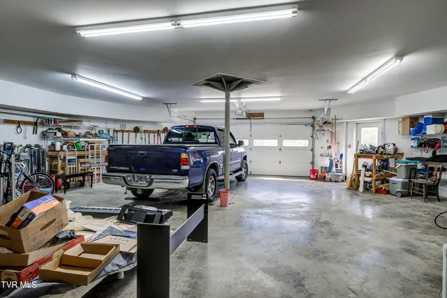 $949,999 | 673 Charles Johnson Road, Chuckey, TN 37641