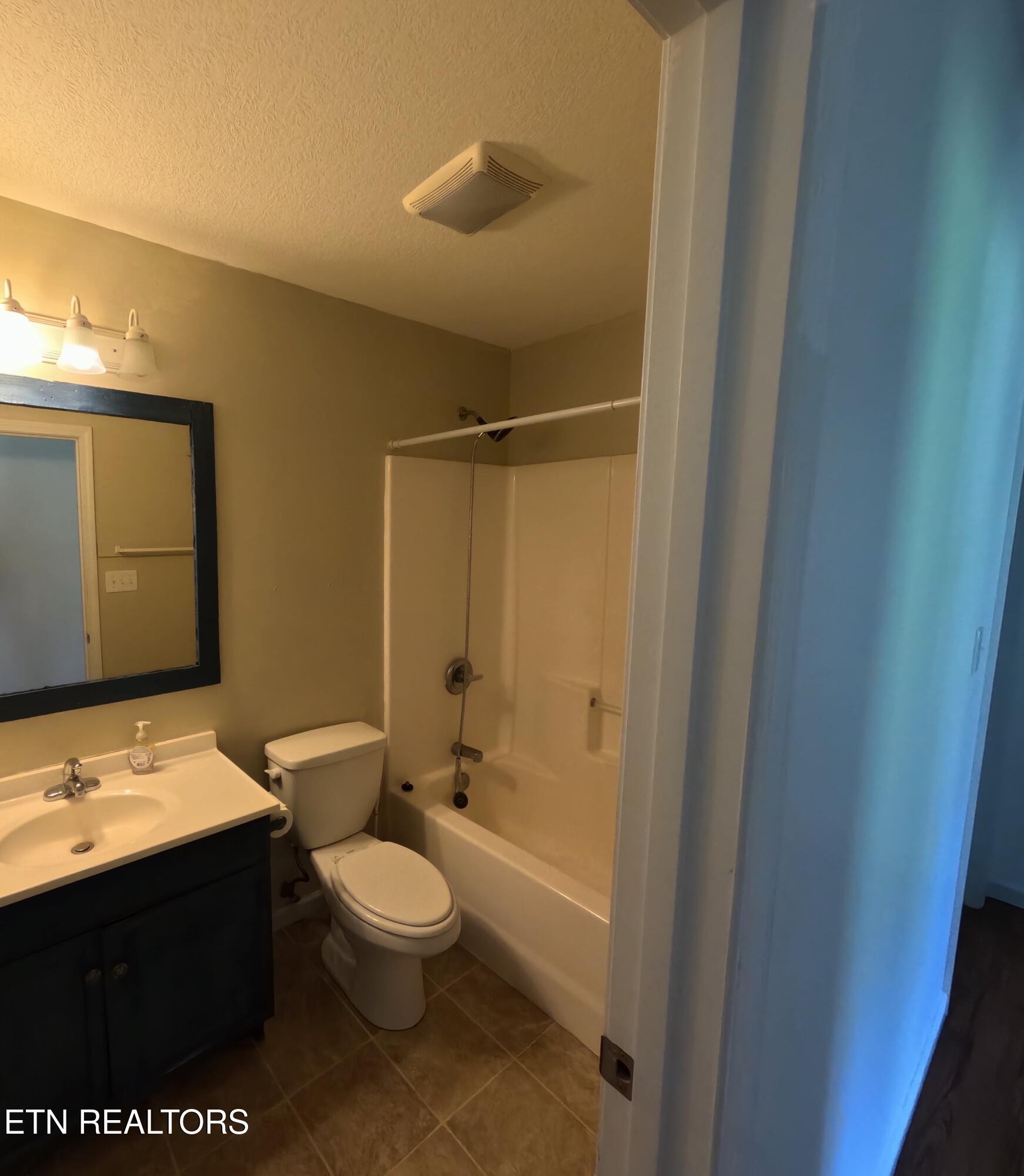2094 Cecil Johnson Road Knoxville, TN 37921 - Photo 15 of 24 Bathroom