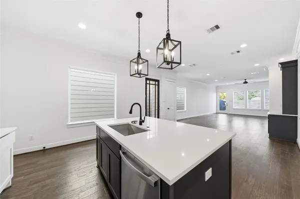 $4,200 | 819 West 19th Street, Houston, TX 77008