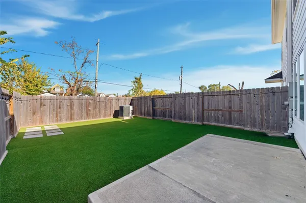 $4,200 | 819 West 19th Street, Houston, TX 77008