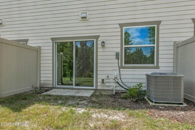 a view of a house with backyard and garden