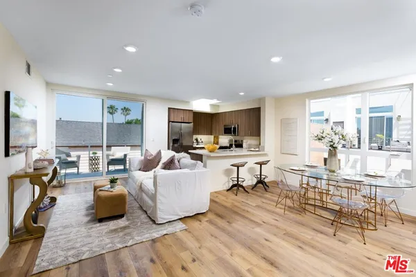$3,350 | 5229 Willowcrest Avenue, Unit 402, North Hollywood, CA 91601