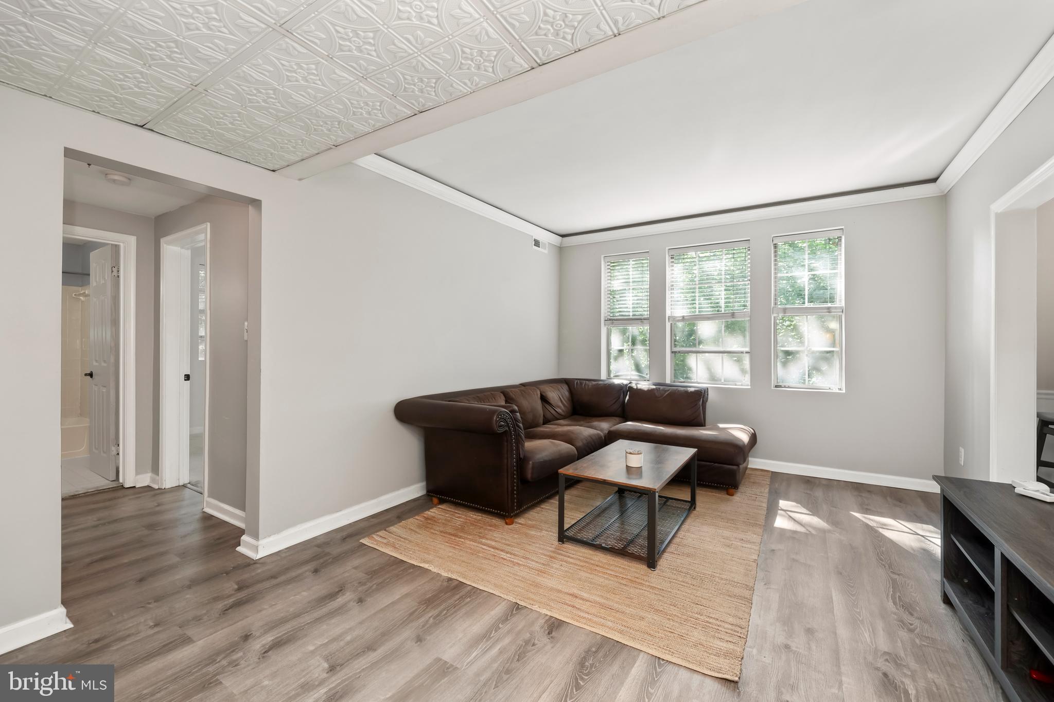 1802 Key Boulevard, Unit 9482 Arlington, VA 22201 - Photo 4 of 28 a living room with furniture and wooden floor