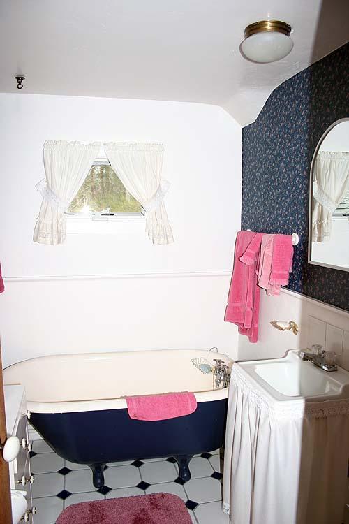 88 Pochet Road Orleans, MA 02653 - Photo 16 of 22 a bedroom with a bed and a table