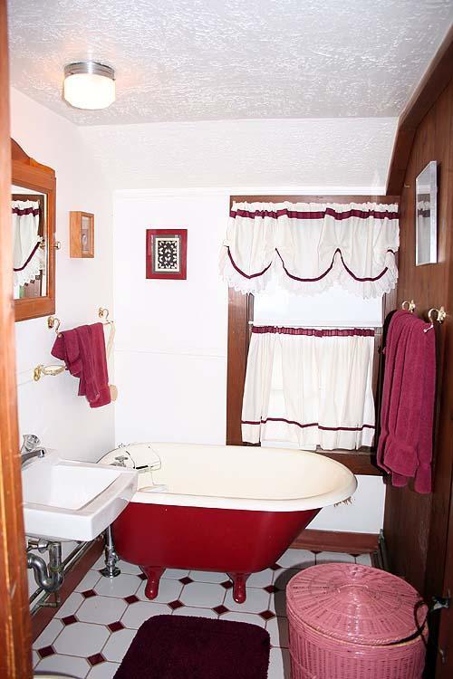 88 Pochet Road Orleans, MA 02653 - Photo 18 of 22 a bathroom with a bath tub and a toilet