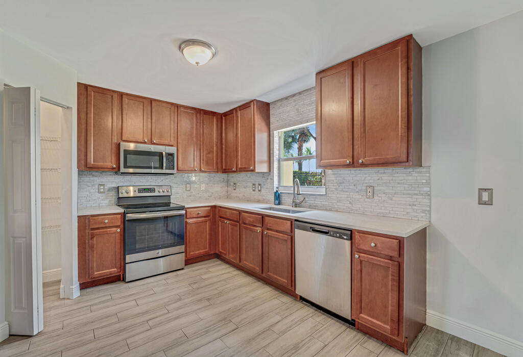 813 Imperial Lake Road West Palm Beach, FL 33413 - Photo 26 of 49 19