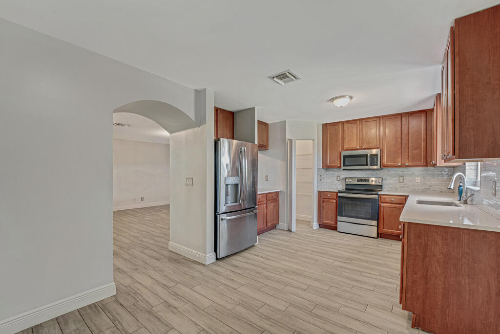 813 Imperial Lake Road West Palm Beach, FL 33413 - Photo 27 of 49 16
