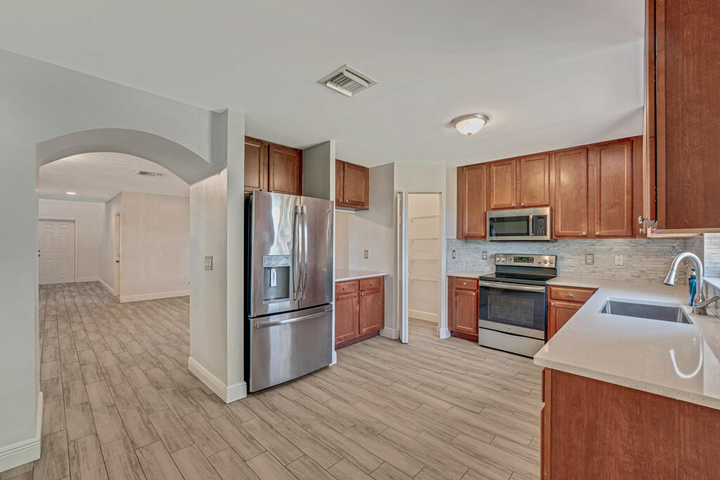 813 Imperial Lake Road West Palm Beach, FL 33413 - Photo 28 of 49 17