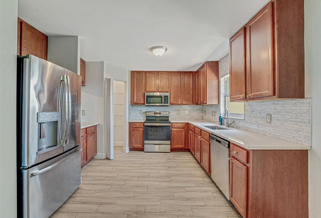 813 Imperial Lake Road West Palm Beach, FL 33413 - Photo 4 of 49 18