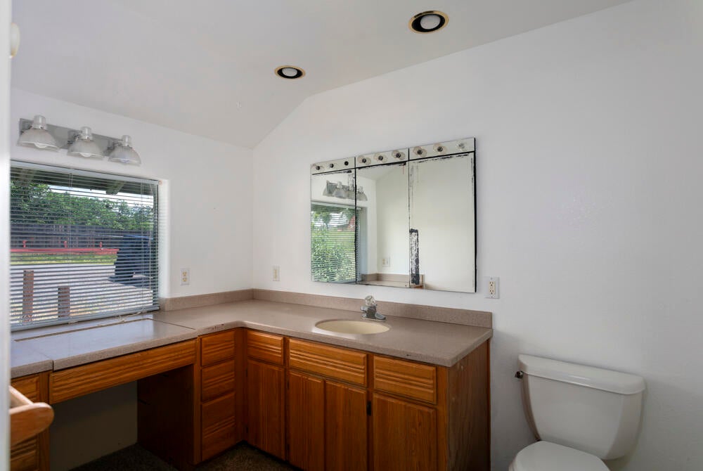 11717 Michael Road White City, OR 97503 - Photo 20 of 39 Half Bathroom
