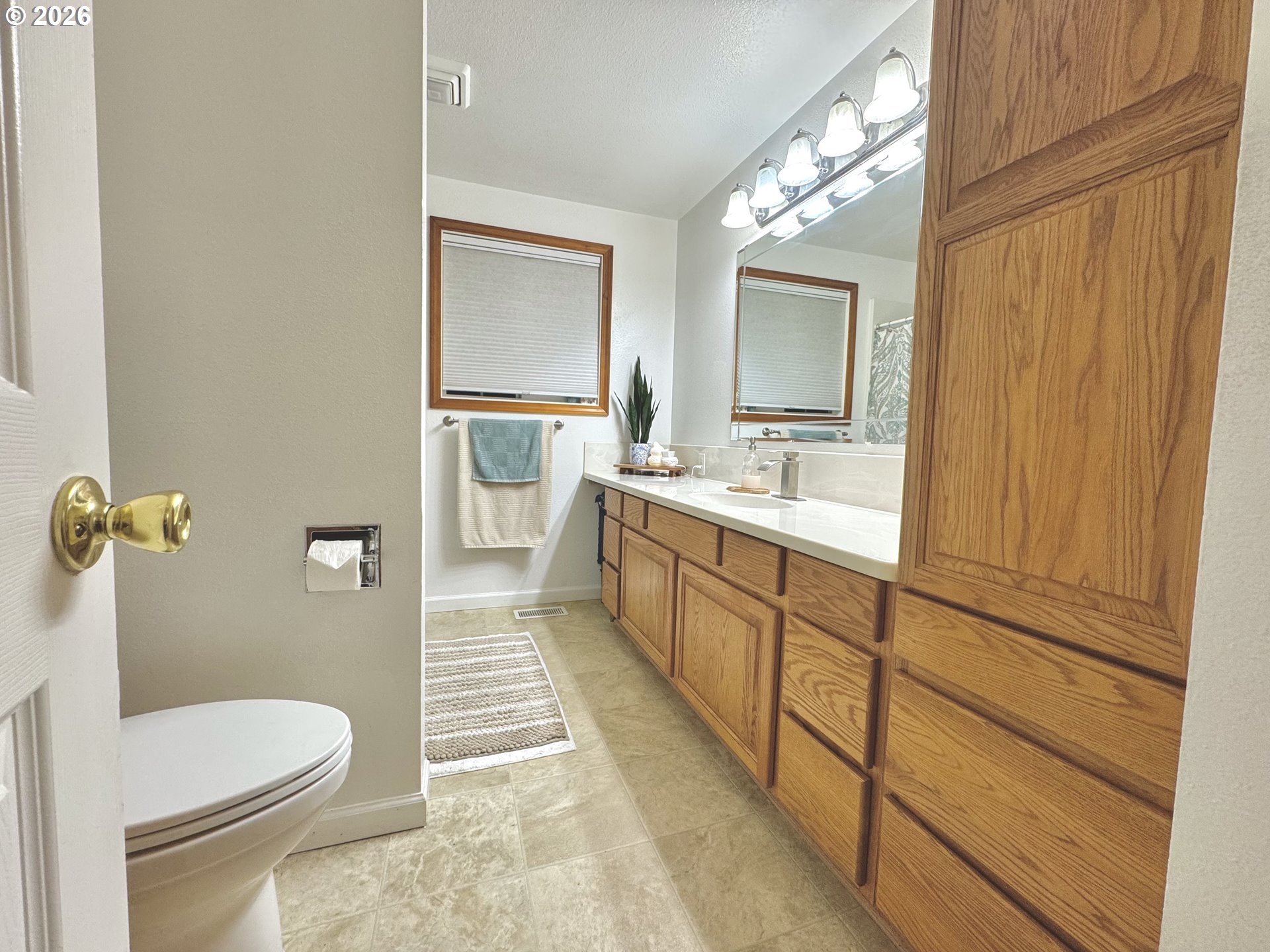 1091 Longridge Drive Springfield, OR 97478 - Photo 7 of 21 a bathroom with a sink a toilet and shower