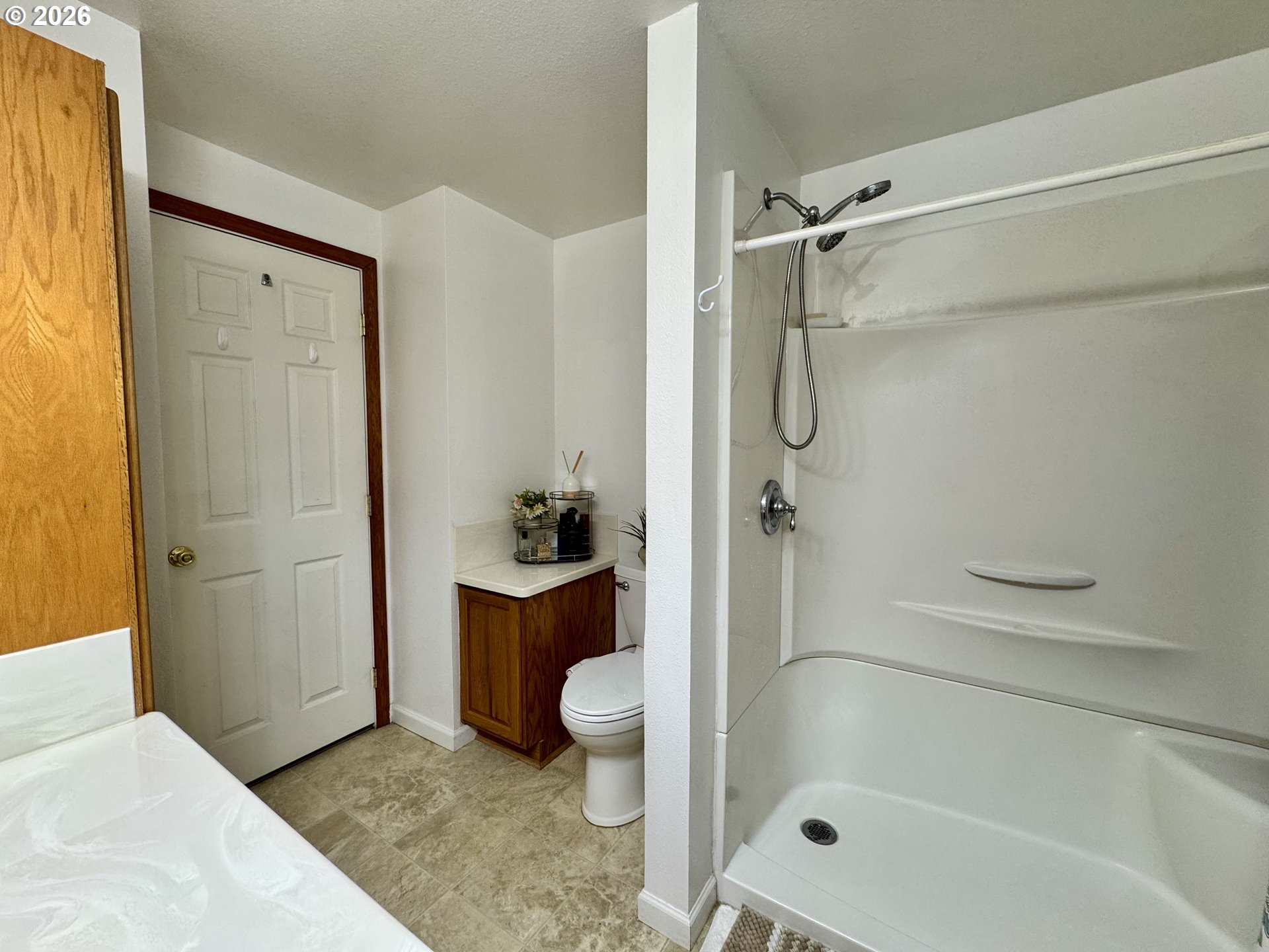 1091 Longridge Drive Springfield, OR 97478 - Photo 8 of 21 a bathroom with a shower and a bath tub
