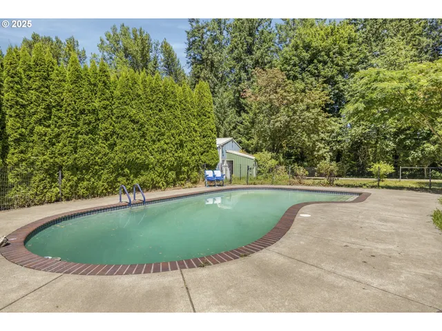 a view of a house with backyard