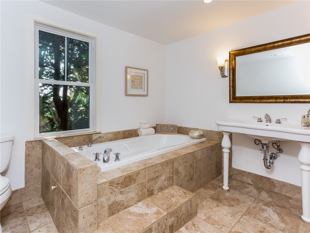 10 Sunset Road Bristol, RI 02809 - Photo 19 of 34