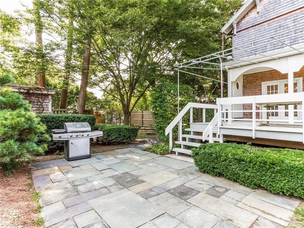 10 Sunset Road Bristol, RI 02809 - Photo 2 of 34