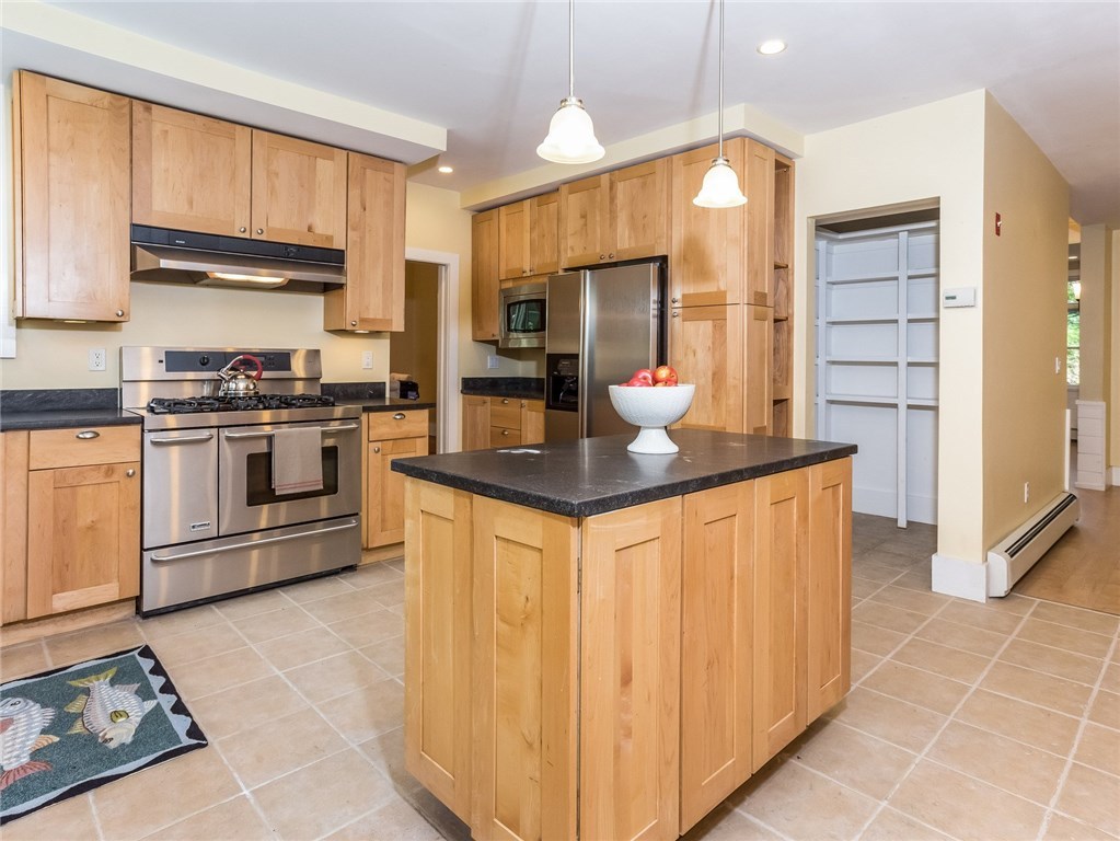 10 Sunset Road Bristol, RI 02809 - Photo 8 of 34