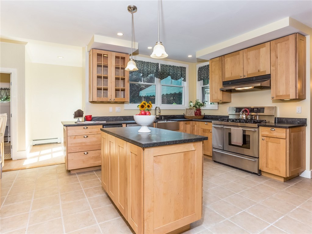 10 Sunset Road Bristol, RI 02809 - Photo 9 of 34