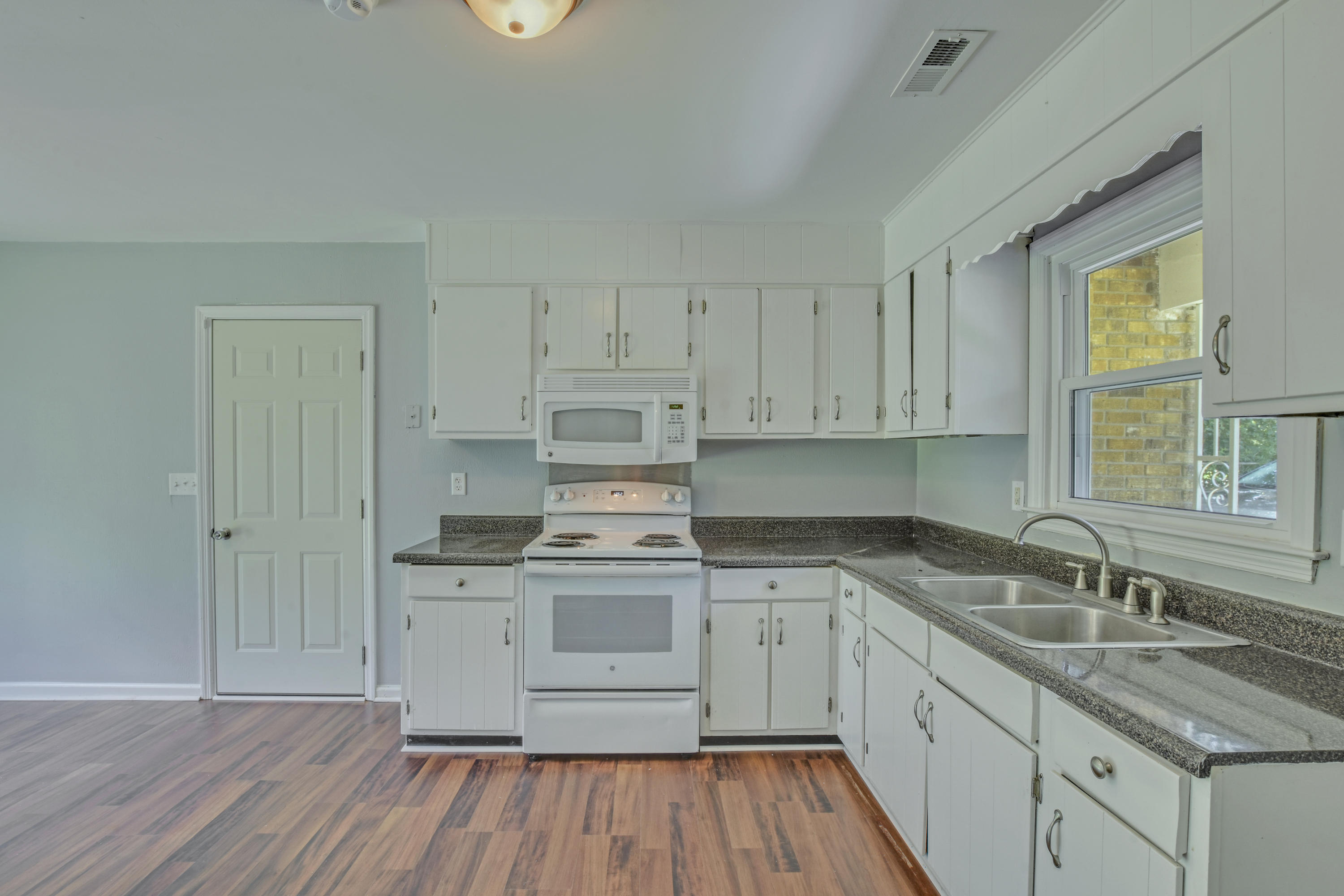 8 Stanhope Road Goose Creek, SC 29445 - Photo 4 of 27 17