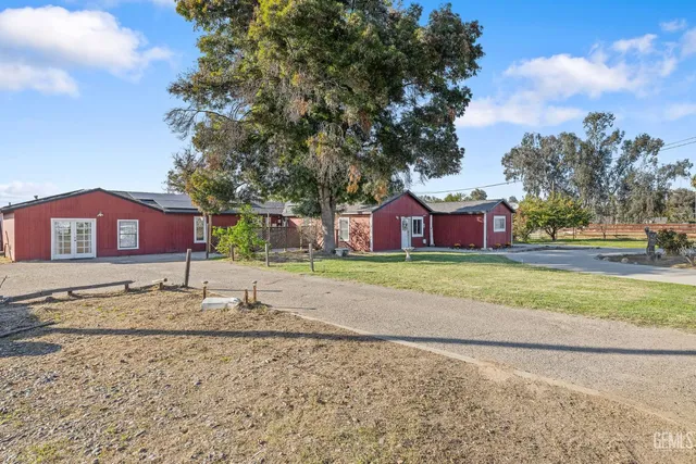 a view of a house with backyard and windows