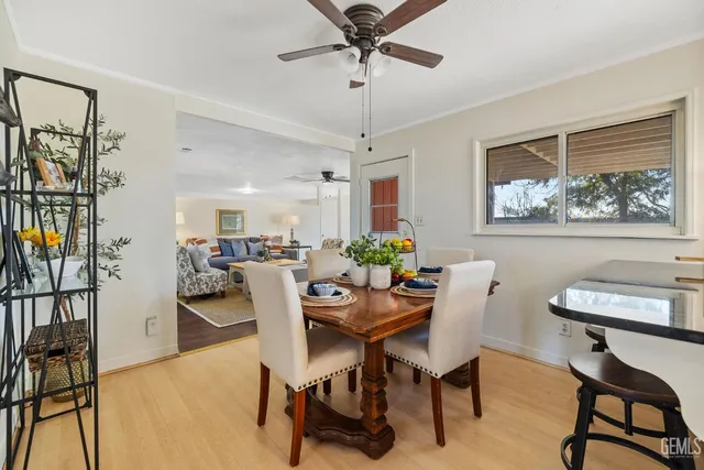 a view of a house with backyard and garden