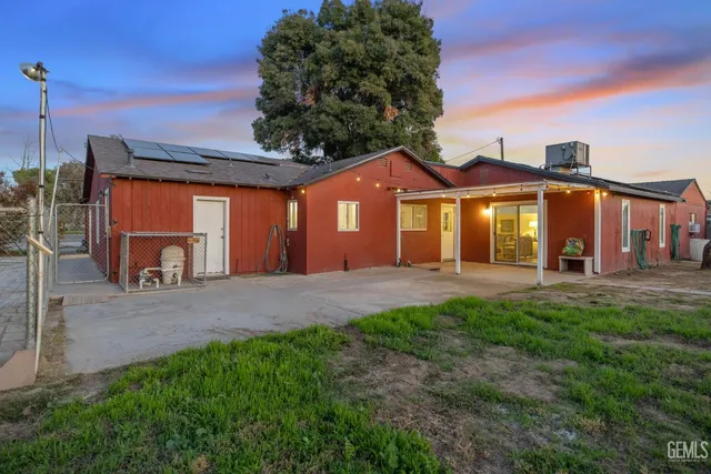 a view of a house with backyard