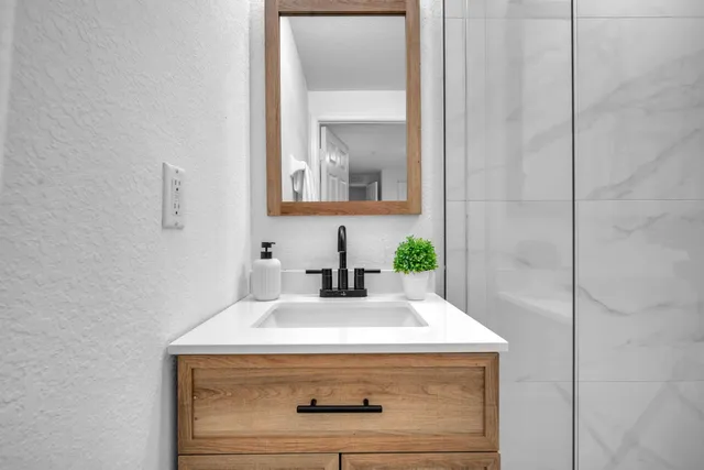 a view of a backyard