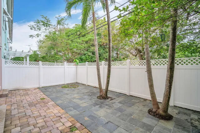 a view of a pathway along a building