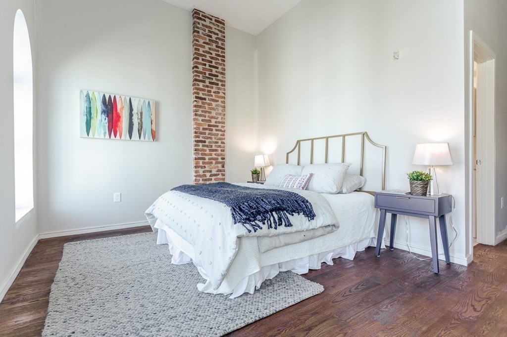 178 Elm Street, Unit 5 Cambridge, MA 02139 - Photo 10 of 14 a bedroom with a bed and a table
