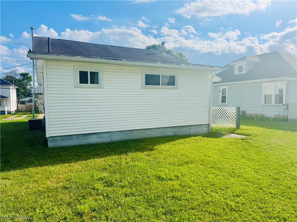 809 28th Street Vienna, WV 26105 - Photo 3 of 21 BACK OF HOME W LARGE YARD