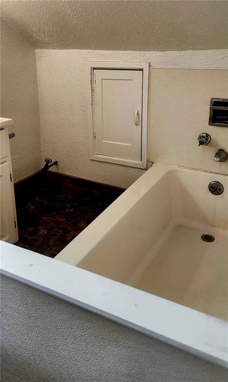 903 Clearfield Road Fenelton, PA 16034 - Photo 13 of 25 a bathroom with a bathtub