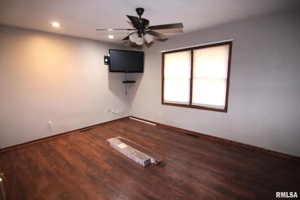 a view of utility room