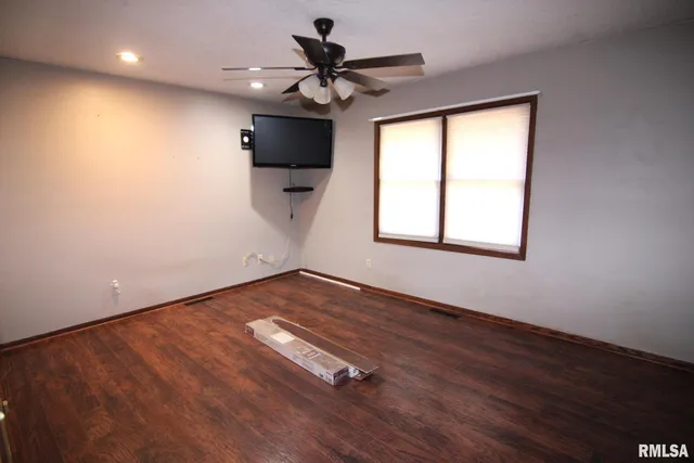 $279,000 | 5 East Timberline Drive, Blue Grass, IA 52726