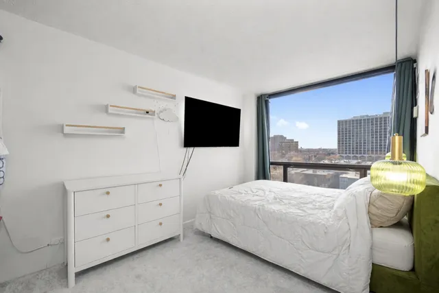 $169,000 | 4343 North Clarendon Avenue, Unit 911, Chicago, IL 60613